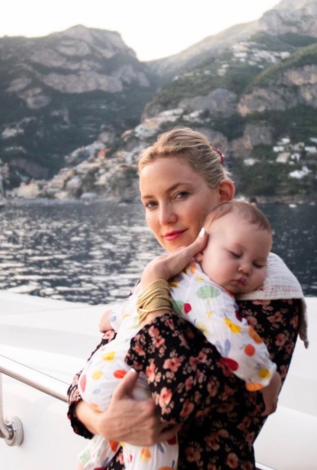 يبدو أن أجواء السواحل الإيطالية كانت مريحة لراني ابنة كيت هادسون