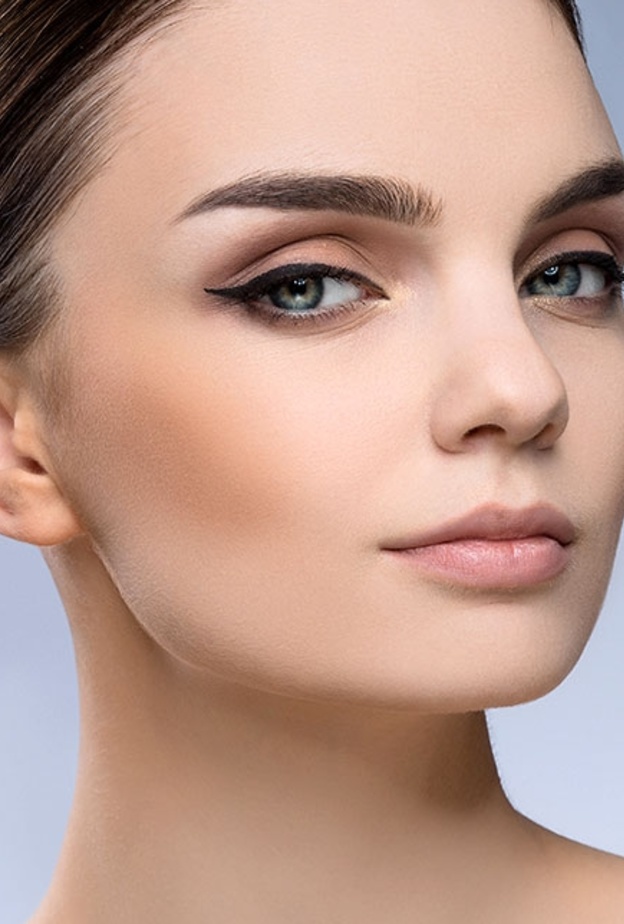 الحليب يحتوي على البروتين وفيتامين ب وكذلك العناصر الغذائية الأخرى التي تغذي جذور الشعر وتحسن نمو حواجبك