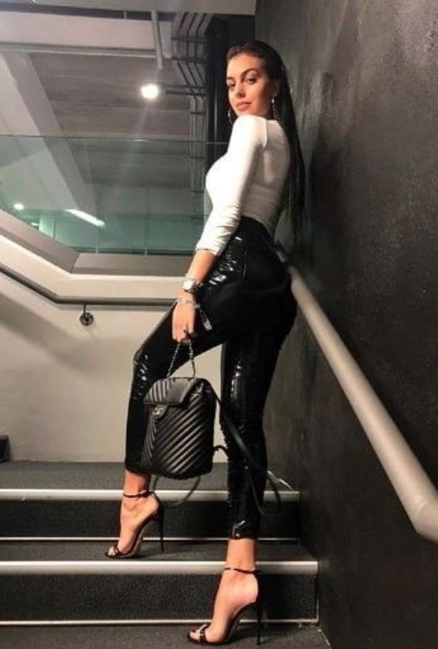 اطلالة باللون الأبيض من اليزابيتا فرانكي اختارتها جورجينا رودريغيز