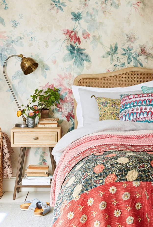 نقشات الورود تضيف الحيوية والبهجة على ديكور غرفة النوم