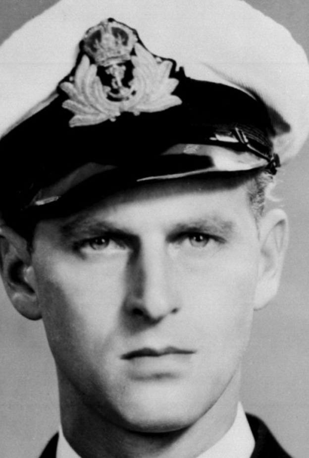 خدم الأمير فيليب في الحرب العالمية الثانية على متن السفينة الحربية HMS Wallace وساهم في إنقاذ حياة الكثيرين من الجنود