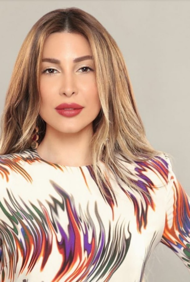 احلام بمكياج برونزي فاخر واستثنائي مع الرموش الكثيفة