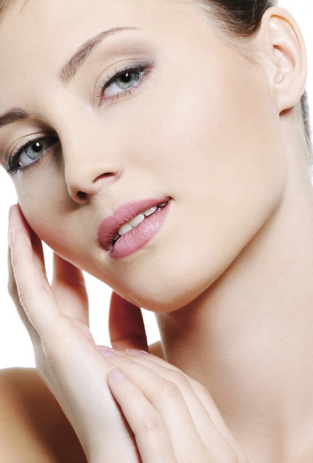 جددي خلايا بشرتك بوصفات بسيطة قليلة التكلفة مع كبسولات فيتامين