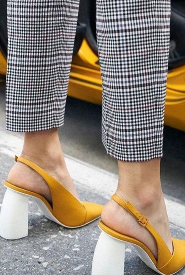 إختاري الصندل بلون نيون