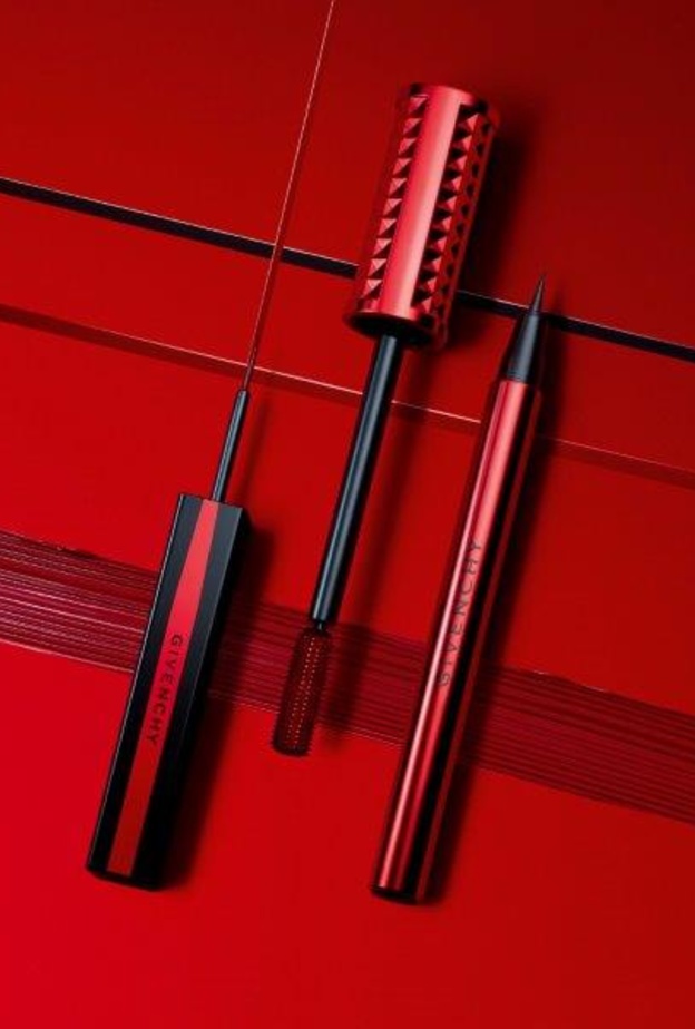 عبّري عن جمالك بكلّ ثقة مع مسكارا VOLUME DISTURBIA من Givenchy