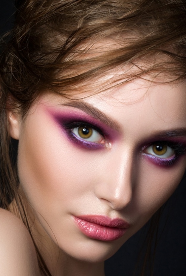 أضفي لونًا زهريا فوق تجعدك وامزجيه في تجعدك بفرشاة عينيه