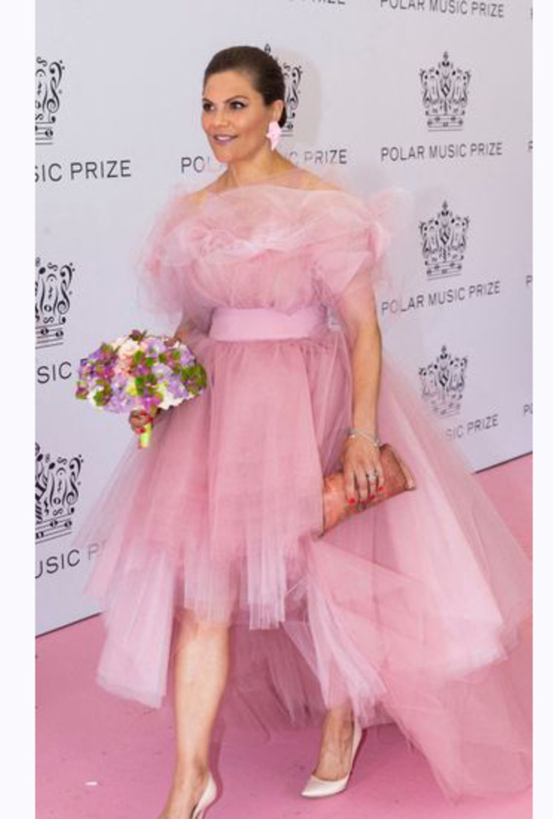 إختارت أكسسواراً زيّن شعرها وهو عبارة عن ورود باللون الأحمر