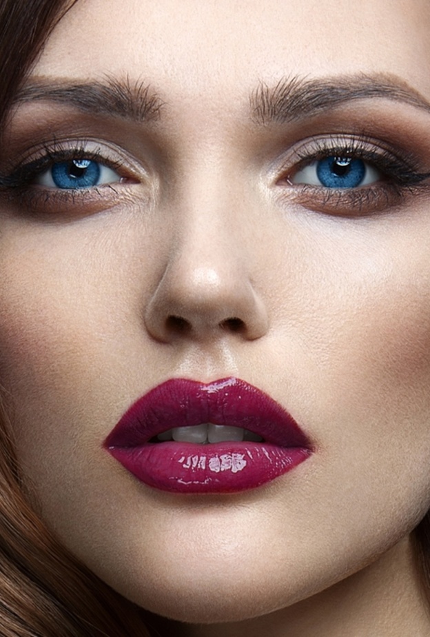 شفاه حمراء جذابة