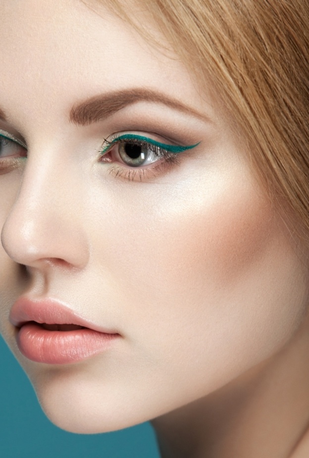 الآیلاینر الأصفر هو مثالي للمزج مع مجموعة كاملة من الألوان عندما يتعلق الأمر بظلال العيون