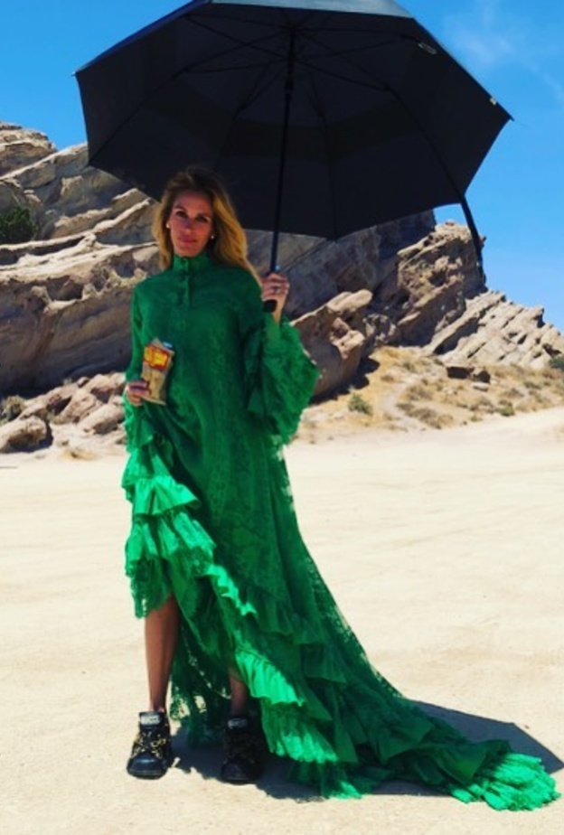 اختارت جوليا روبرتس أن تقضي يومها الصيفي الحار بفستان أخضر طويل ومظلة سوداء 