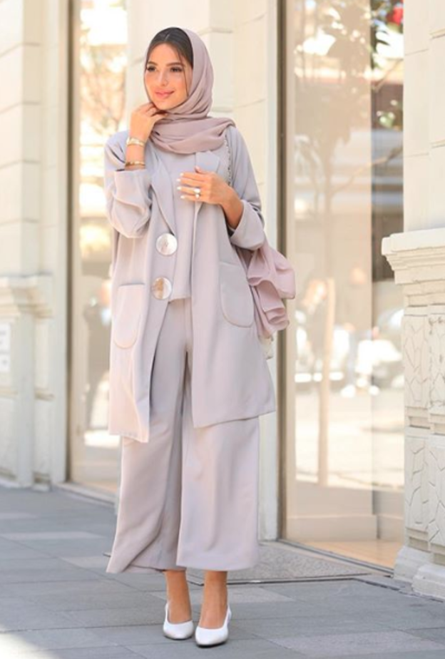 اختارت آسيا لوك شبابي باللون الزهري الفاتح