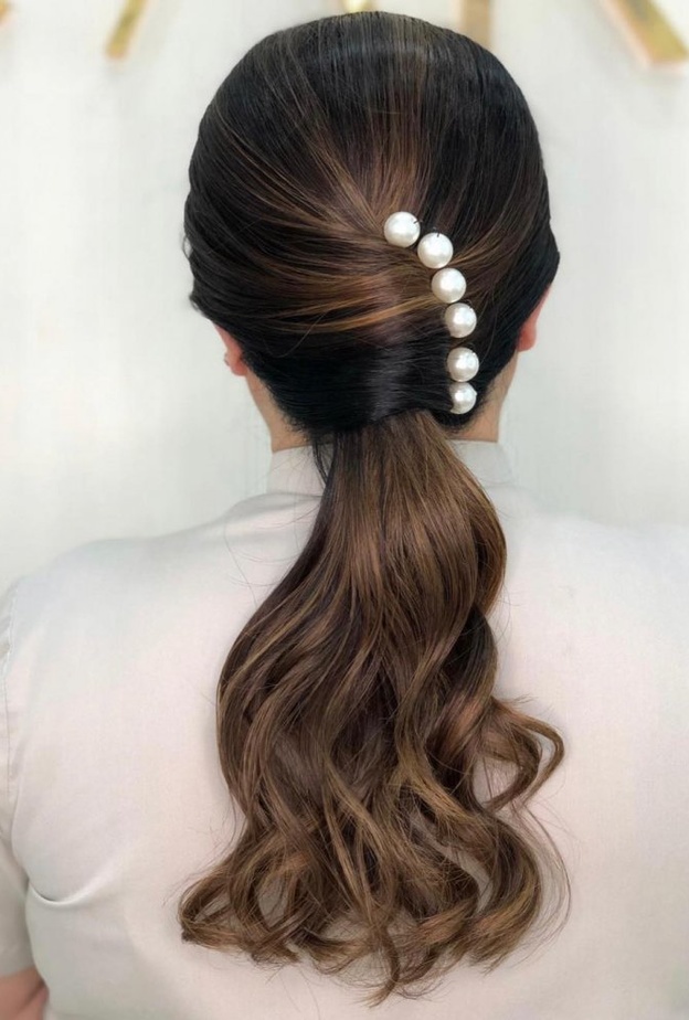  تسريحة ذيل الحصان المزينة باللؤلؤ