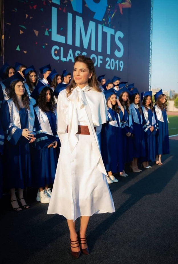 اللون الأبيض يزيّن إطلالة الملكة رانيا