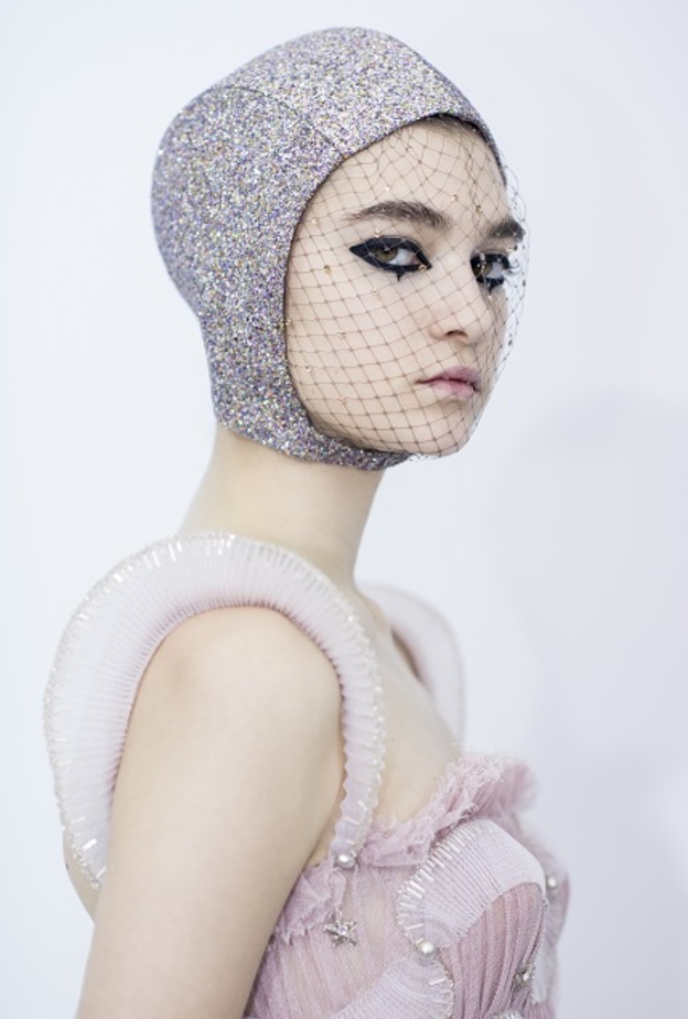 إطلالة جمالية جريئة وملفتة من عرض Dior Haute Couture 