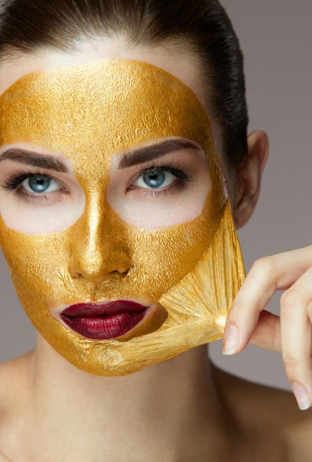 طرق استخدام ماسك الذهب لاعادة نضارة البشرة