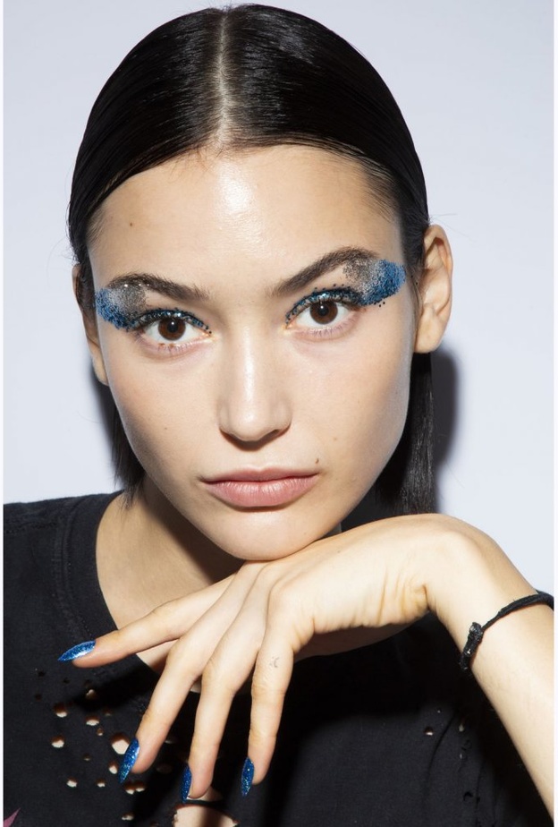 طريقة وضع الوان مكياج خضراء صارخة موضة صيف 2019 من Christian Siriano