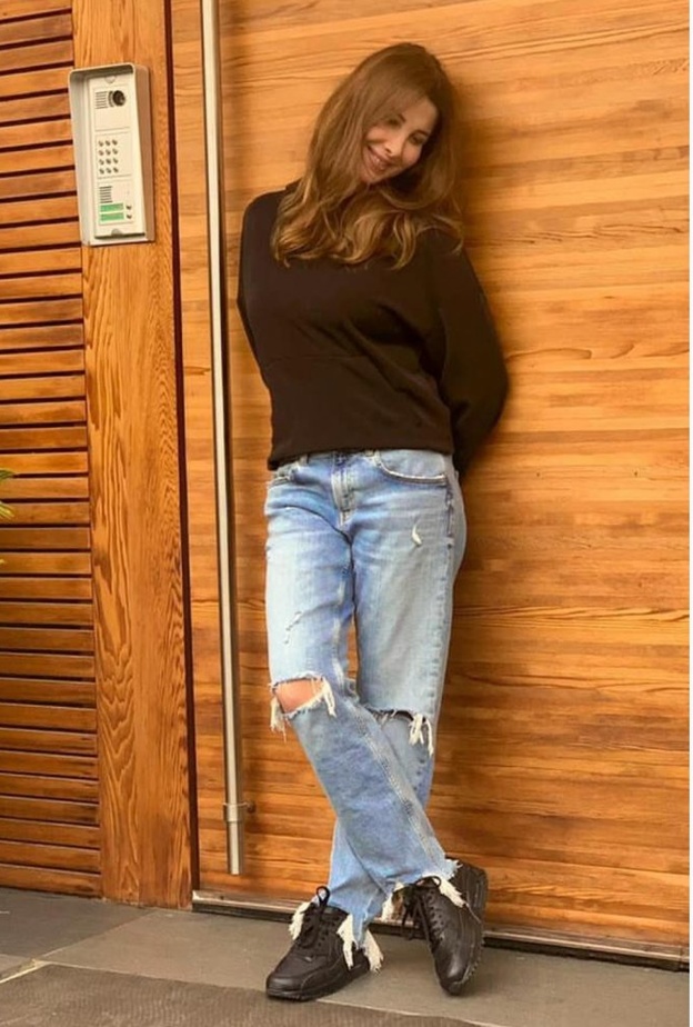 بناطيل جيز ممزقة