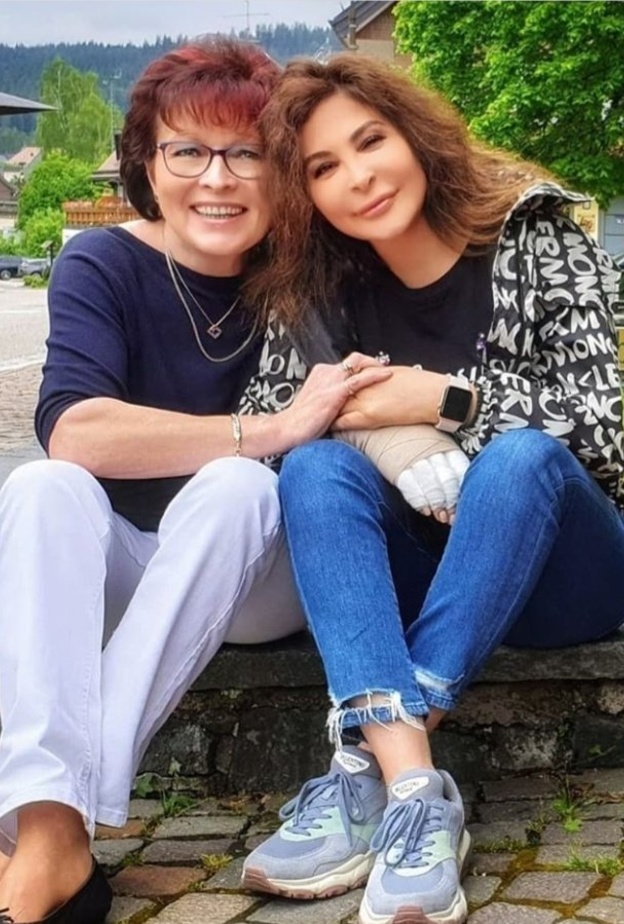 اليسا تنهي علاجها في المانيا