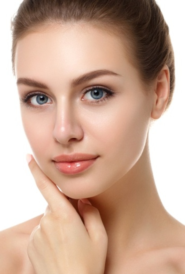 تعرفي على طرق تكبير الشفاه بالقرفة