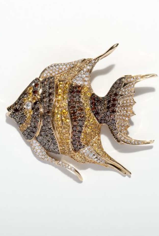 تارون إيجرتون يتقمص شخصية إلتون جون بارتدائه لإبداعات Chopard في فيلم Rocketman لشركة Paramount Pictures