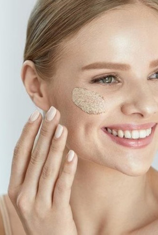 ضعي القليل من زبدة الشيا على خدودك وقومي بتدليكها بنعومة بحركات دائرية للحصول على خدود ممتلئة