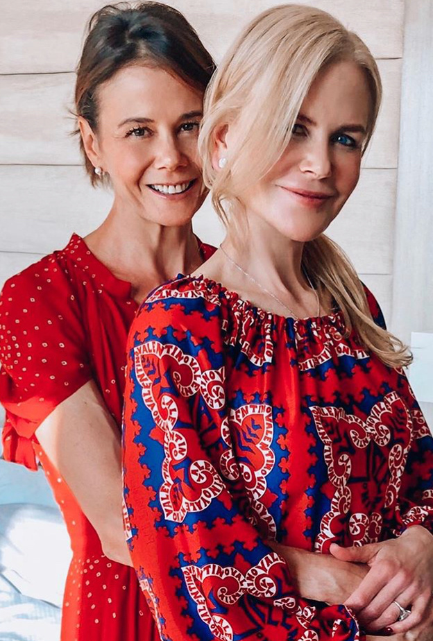 نيكول كيدمان تنشر صورة باسمة برفقة شقيقتها انطونيا .. هل ترون شبها بينهما؟