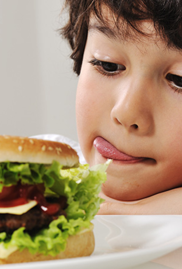 أضرار الإفراط في تناول الوجبات السريعة على صحة الأطفال