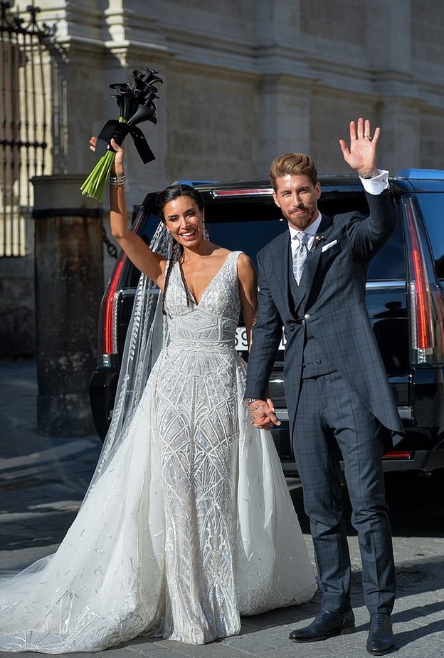 إطلالة أنيقة وساحرة لسيرجيو راموس والإعلامية الإسبانية بيلار روبية في حفل زواجهما الذي أقيم في إشبيلية 