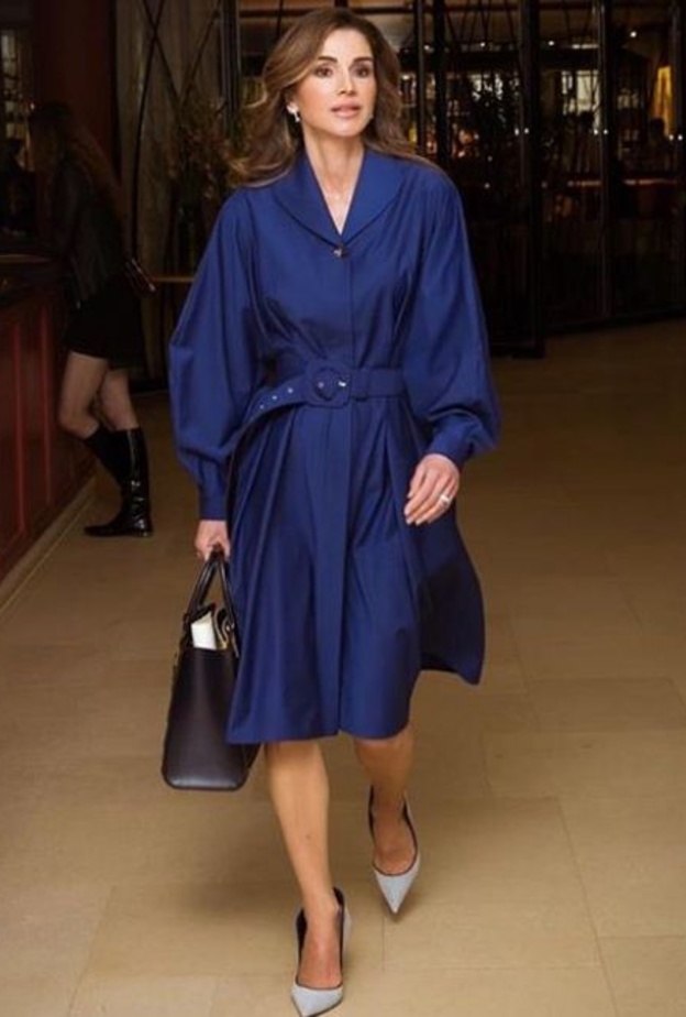 إطلالة عصرية باللون الكحلي