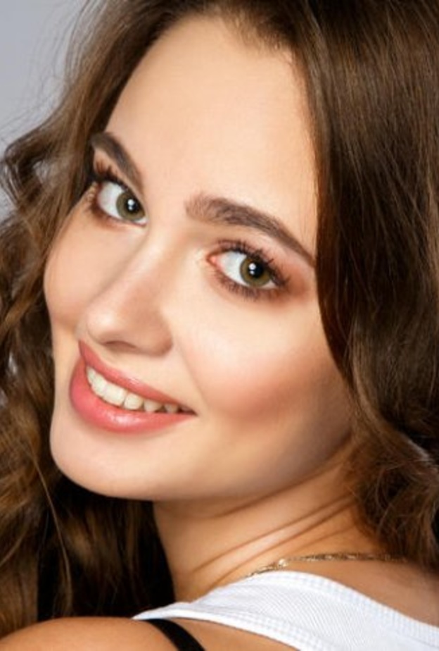 الكنتور هو خدعة مكياج صغيرة مفيدة يمكن أن تساعدك على إنشاء شكل أنفك المثالي