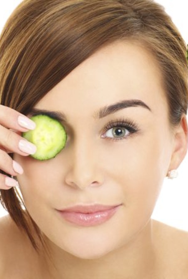 الخيار يضيف الحياة لعينيك المتعبة والمنتفخة