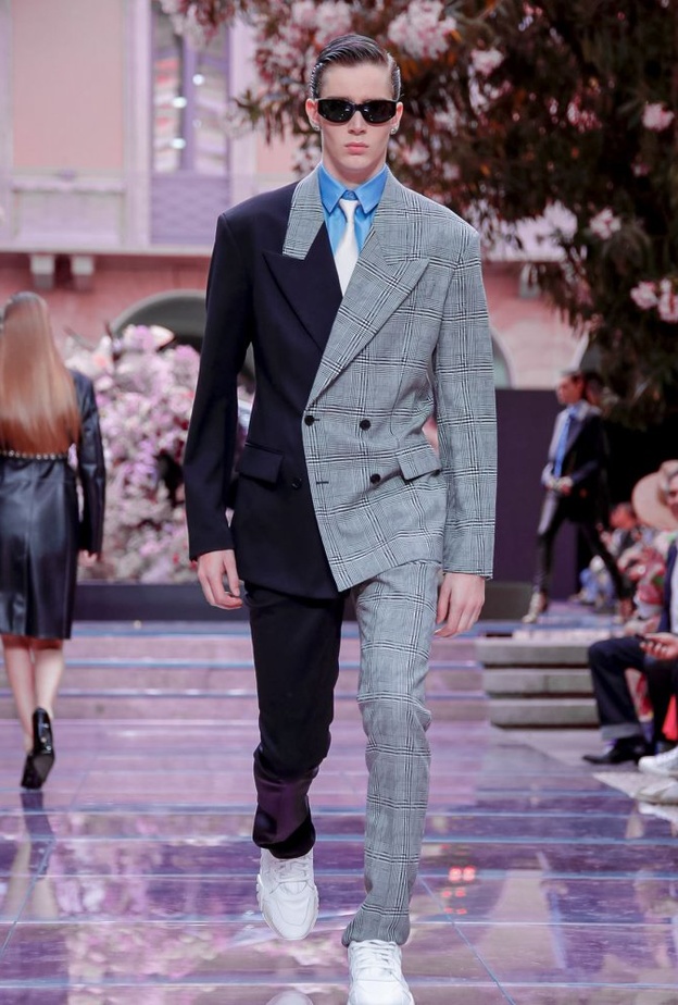 إطلالة سوداء وملفتة للرجل على طريقة دار Versace