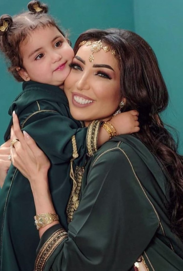 دنيا بطمة وزوجها يحتفلان بعيد ميلاد ابنتهما "غزل"