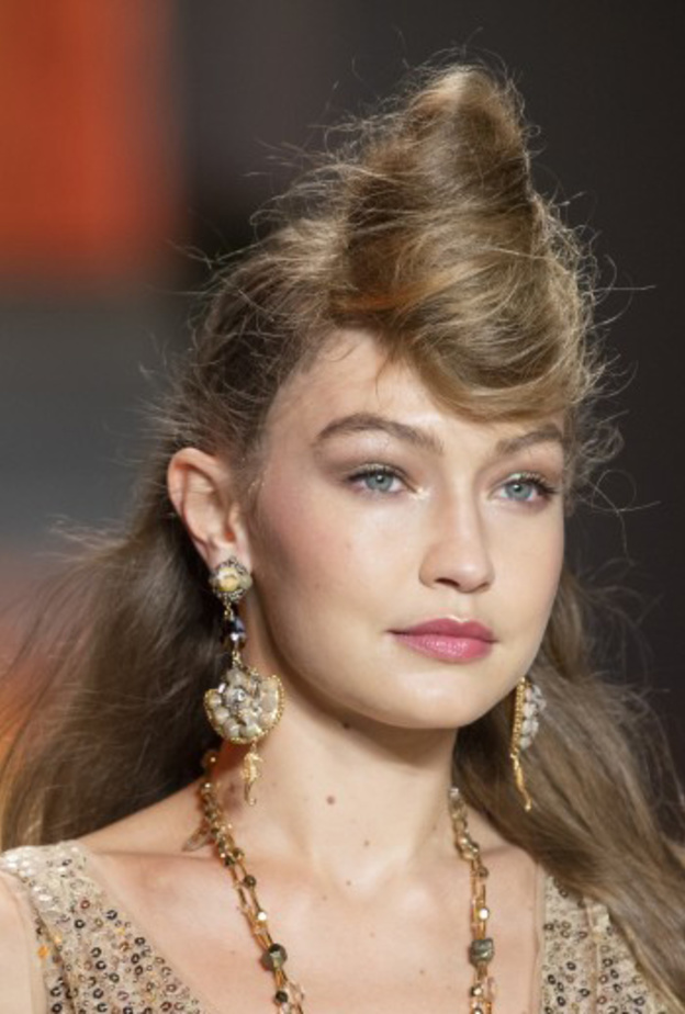 الغرة مع الكعكة موضة صيف 2019 مع الشعر المنسدل من Anna Sui