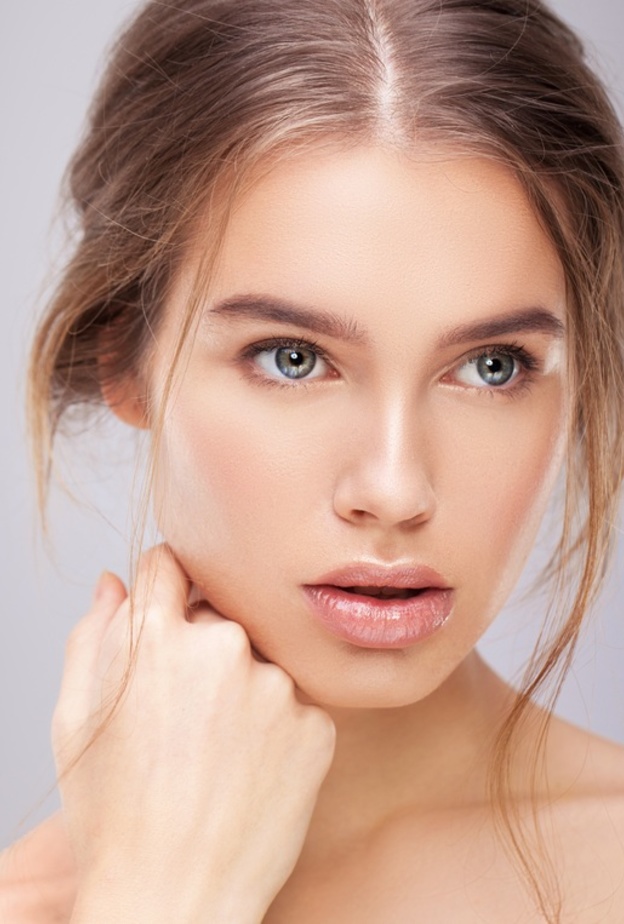 استخدمي الخلطات الطبيعية لتنظيف البشرة الدهنية