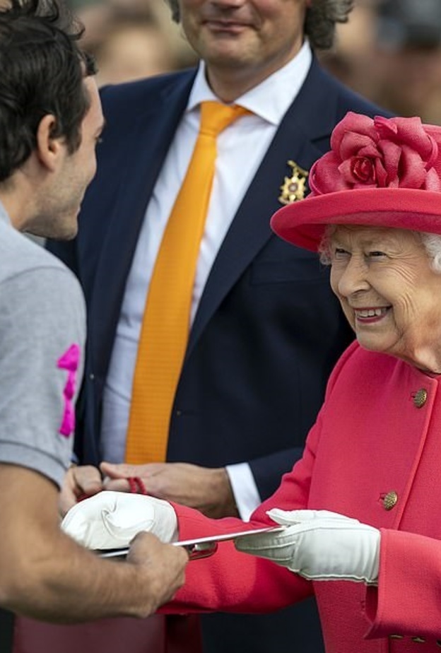 بابتسامة عريضة وإطلالة وردية مشرقة حضرت الملكة إليزابيث بطولة البولو Cartier Queen's Cup