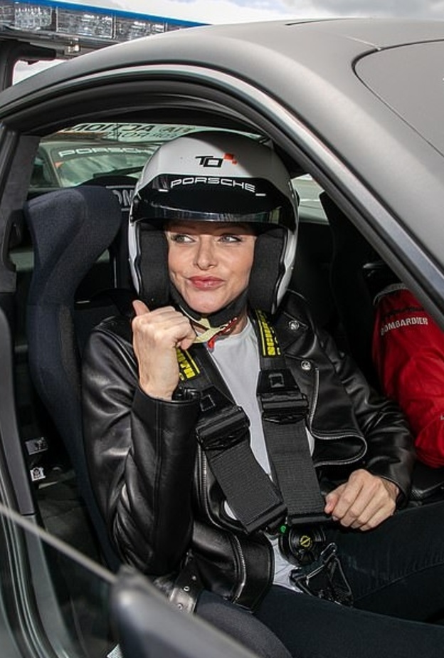 استقبال الأميرة تشارلين في السباق