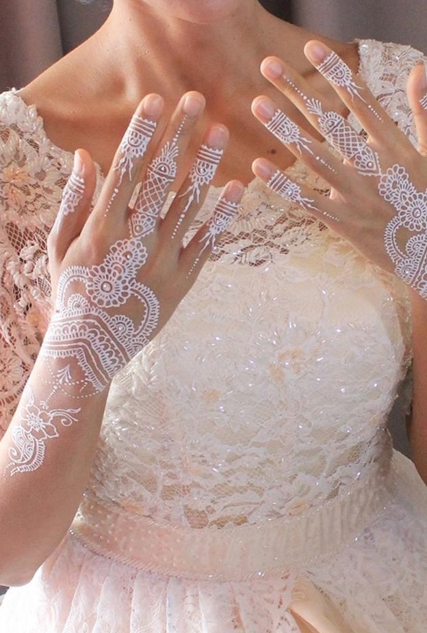 تعلمي خطوات تمير نقش حناء ناعم لليدين