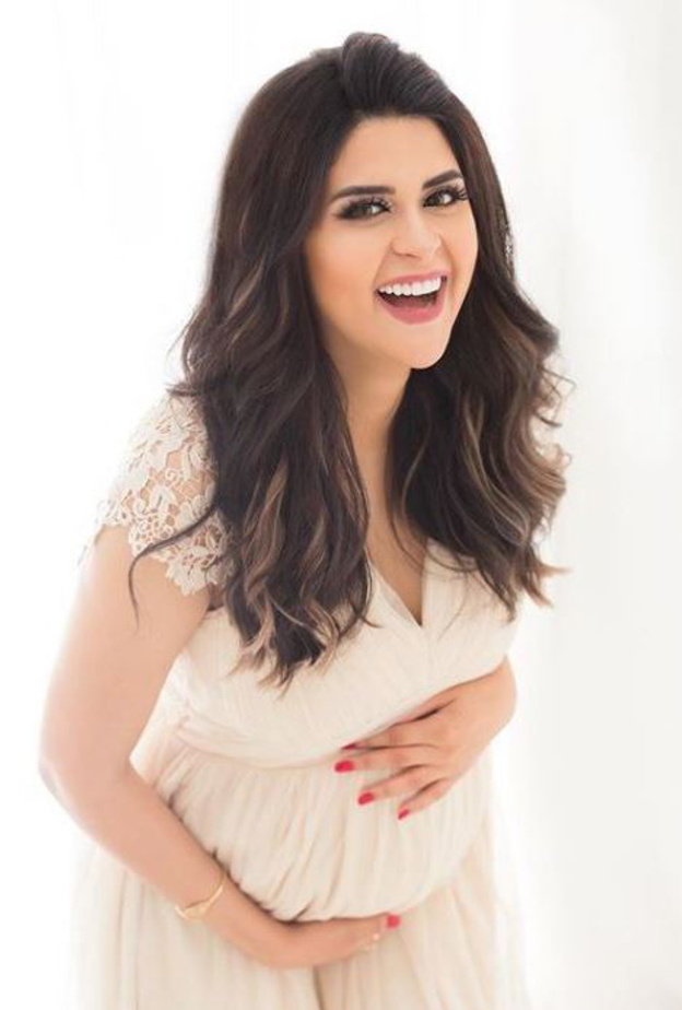 سلمى بالسروال الدينيم مع التي شيرت