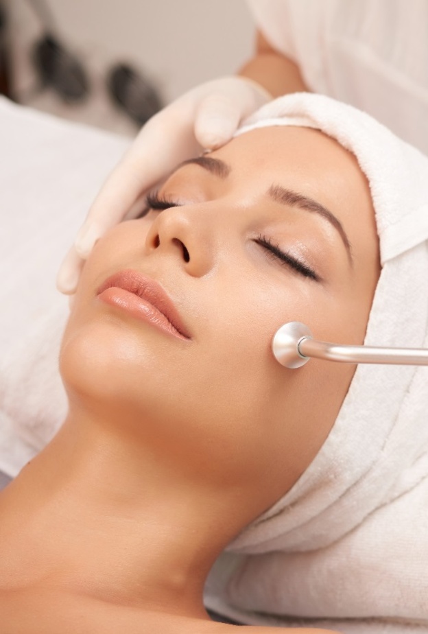 معالجة الوجه بتقنية الوخز بالإبر الدقيقة