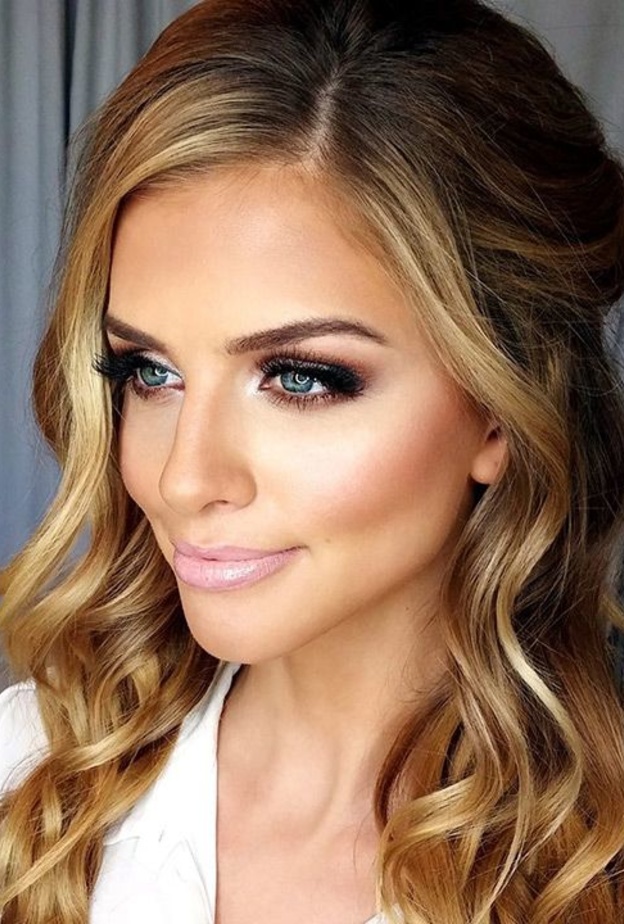 استوحي إطلالة العيون الترابية من الفنانة جينيفر لوبز واستخدميها في زفافك للحصول على مكياج خفيف، ناعم