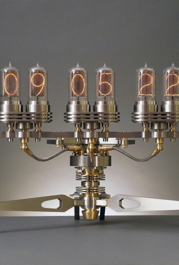 ساعة الطاولةنيكسي ماشينIIIمن فرانك بوشفالد تصل إلى معرض ماد غاليري