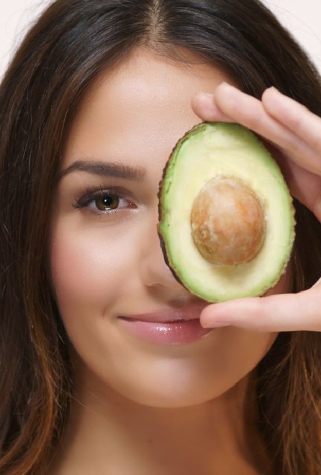 يساعد الأفوكادو على ترطيب وتنعيم الشعر