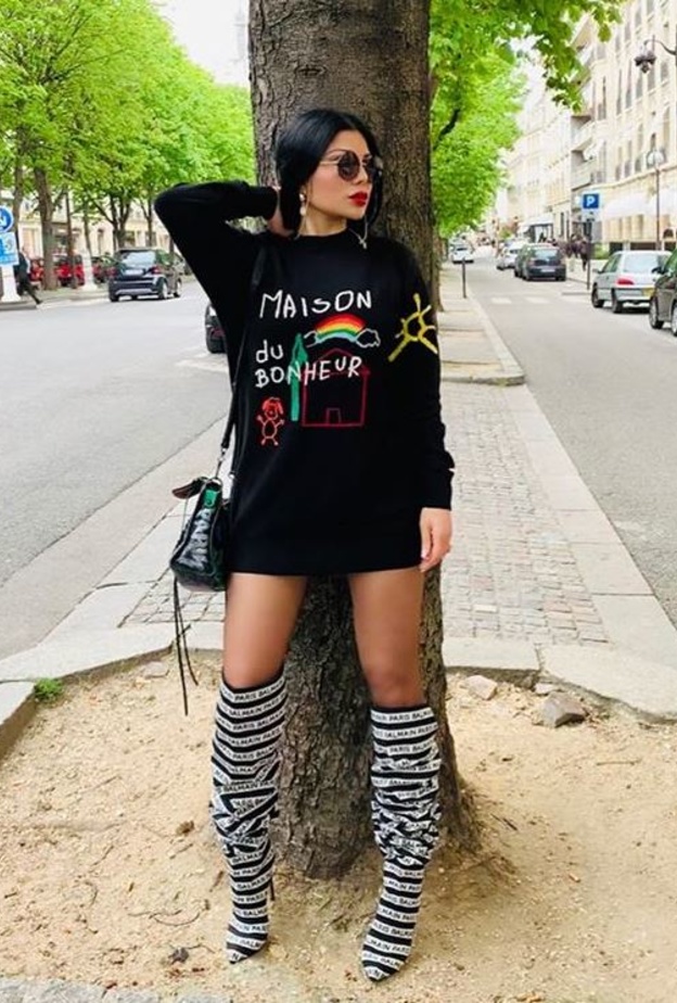 إشتهرت بإرتدائها جزمة سان لوران الفضية البراقة