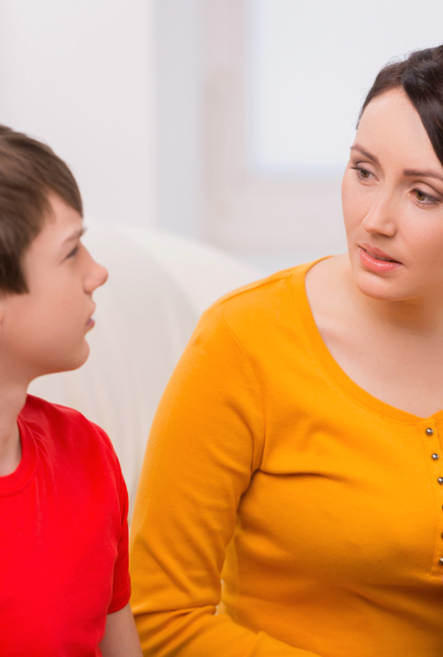 كيف تتعامل الأم مع ابنها المراهق الكذاب