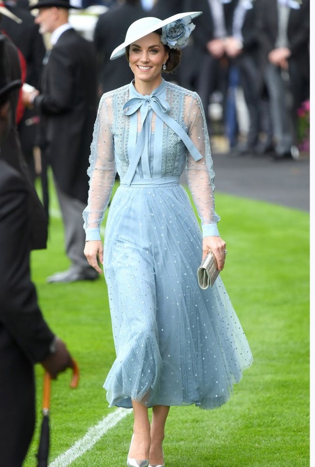 القميص تميّز بأكمامه الشفافة والعقدة الكبيرة حول الياقة