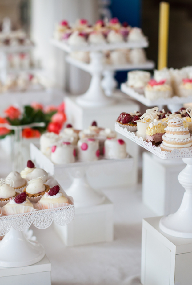 استخدمي المرطبانات والشرائط كاكسسوارات لتزيين البوفيه