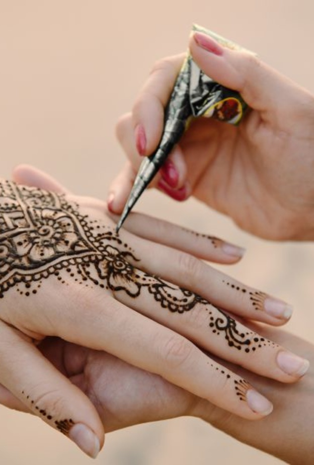 تعرفي على نقش الحناء الناعم لعروس الرومانسية واحصلي على إطلالة فاخرة
