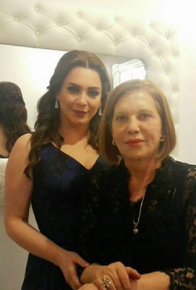 سلاف فواخرجي تستعيد ذكرياتها مع والدتها الراحلة