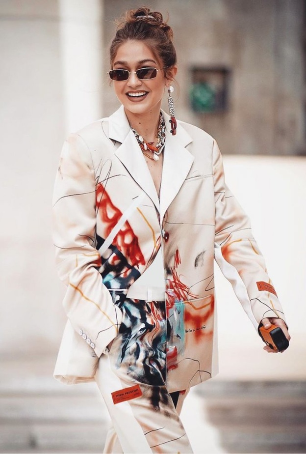 إطلالة عصرية ومميزة ظهرت بها جيجي حديد في باريس